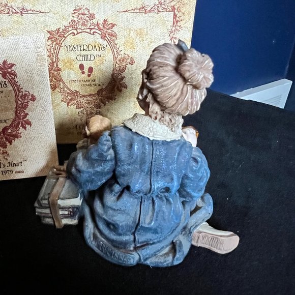 Yesterday's Child - The Dollstone Collection Figurine - Picture 3 of 3